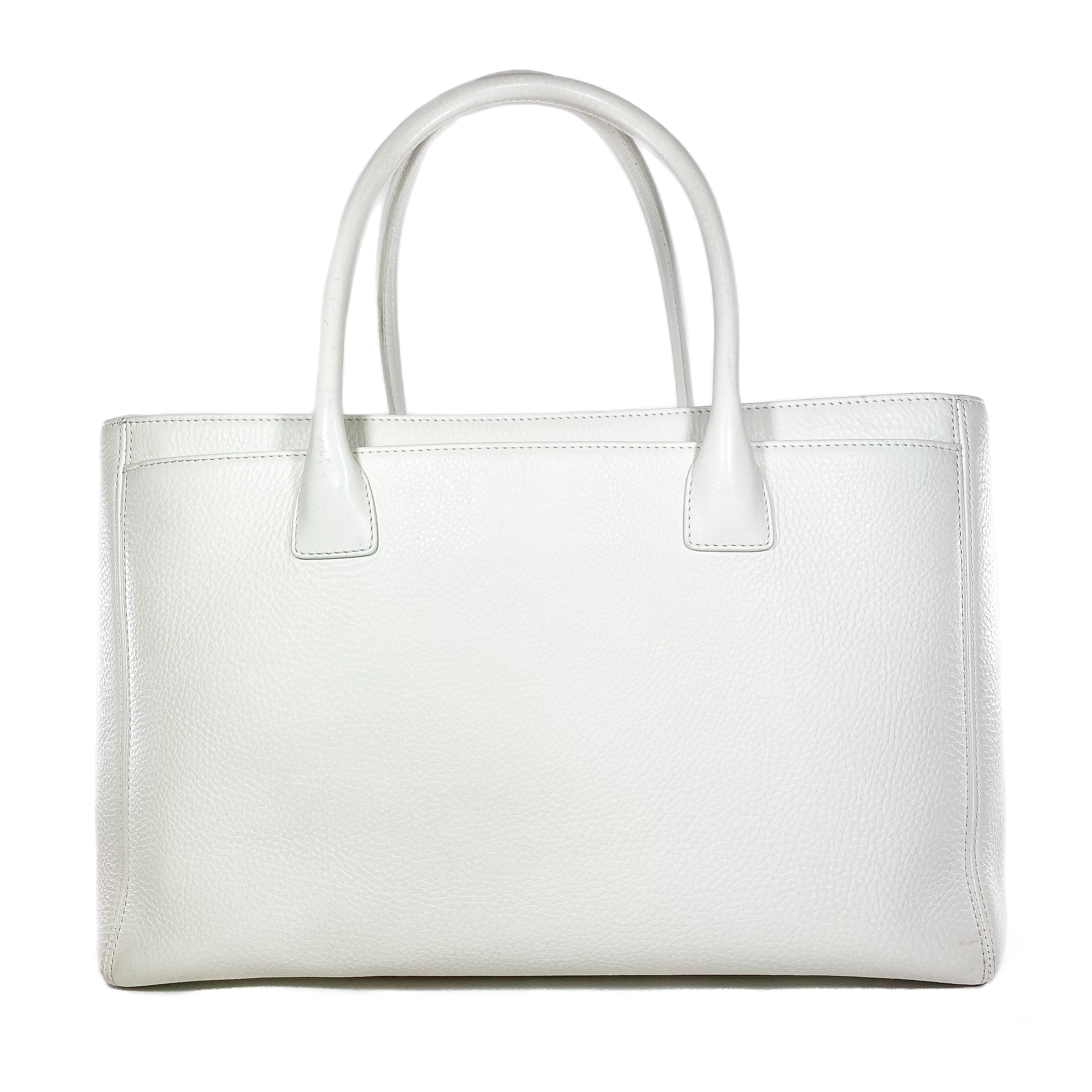 CHANEL ホワイトレザートートバッグ Chanel White Executive Cerf Tote Bag – Consign of the Times ™