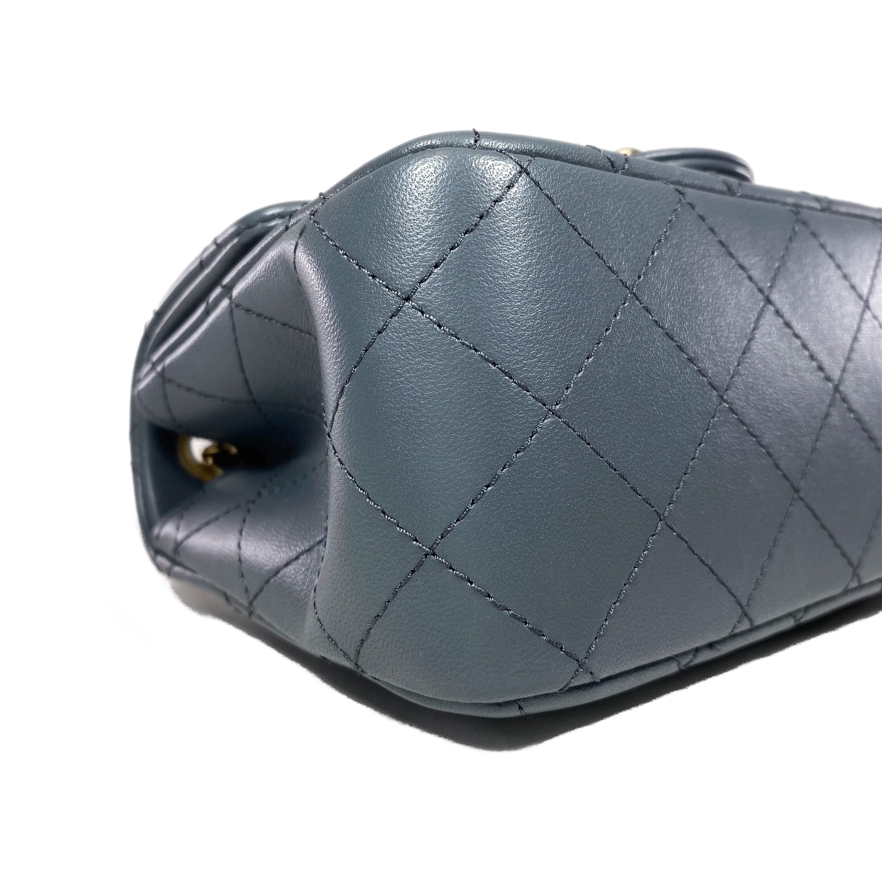 MM チャコールグレーXS Chanel Dark Gray Mini Square Pearl Crush Flap Bag – Consign of the