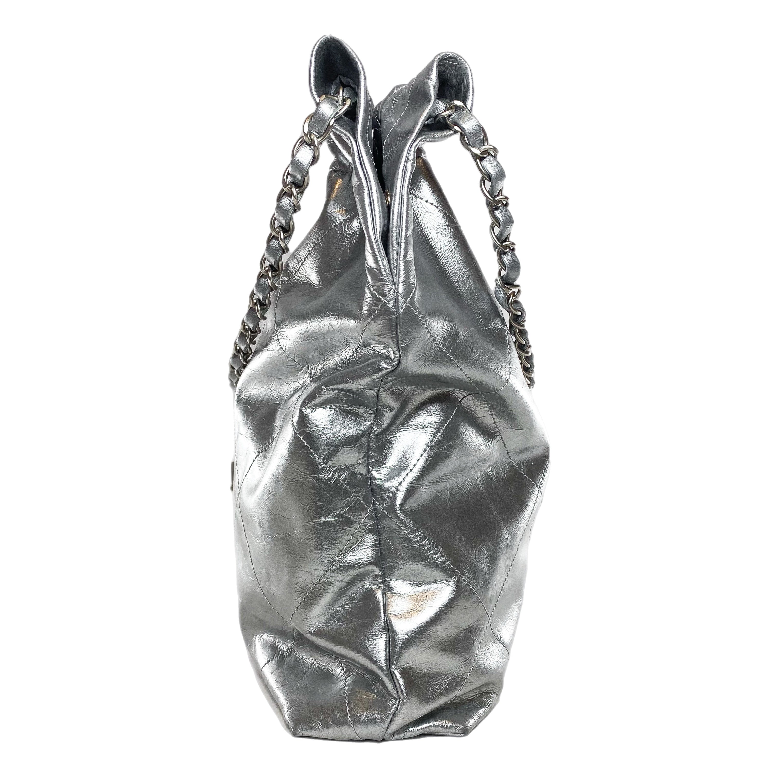 CHANEL 22スモール　シルバー金具 Chanel 22 Metallic Silver | Consign of the Times ™