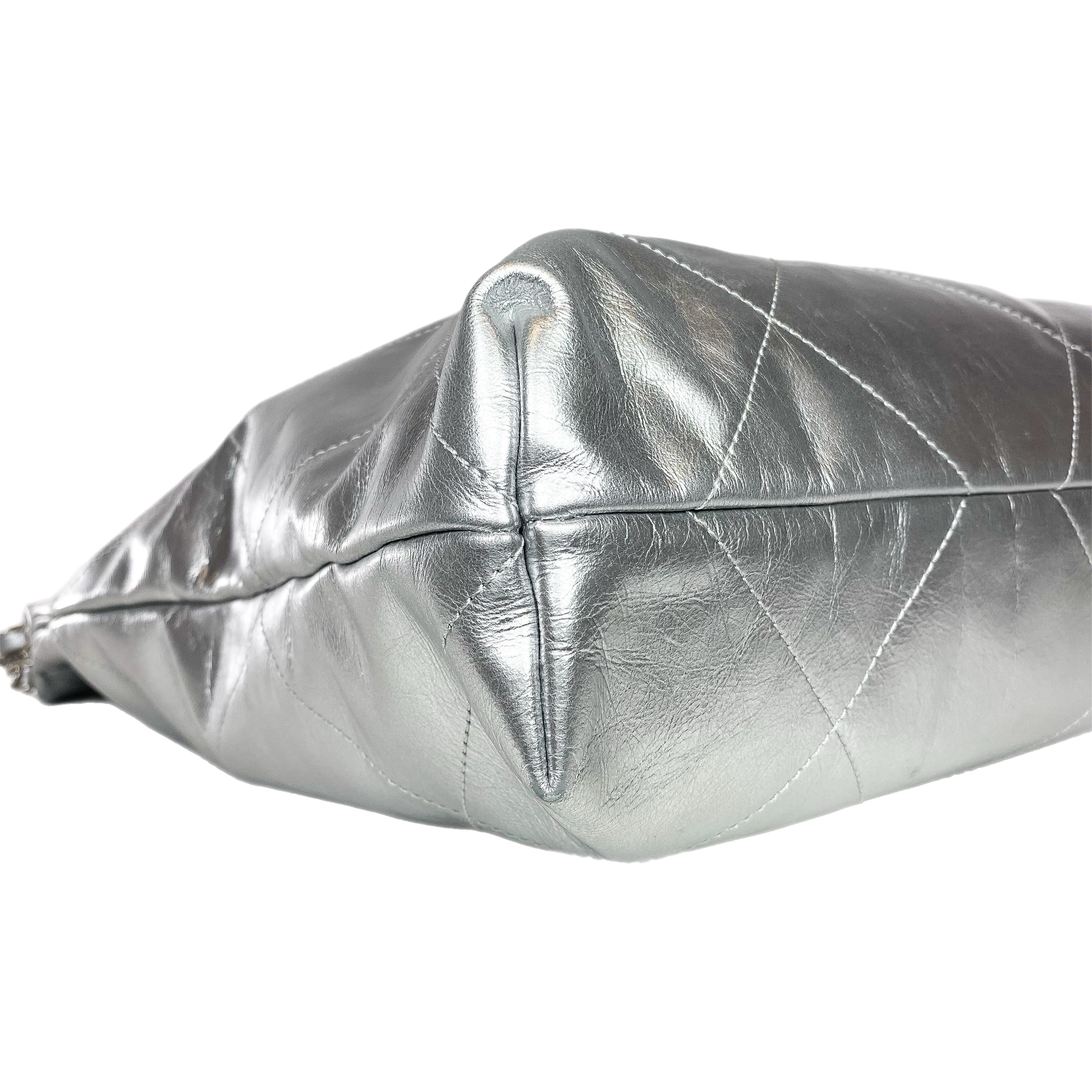 CHANEL 22スモール　シルバー金具 Chanel 22 Metallic Silver | Consign of the Times ™